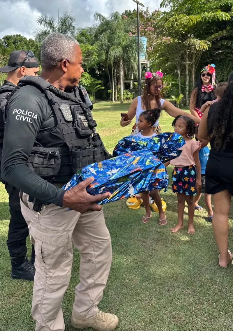 Polícia Civil e  DPT levam alegria a crianças e distribuem mais de mil brinquedos em Eunápolis