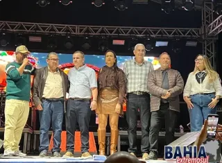 1º Arraiá Pé da Pedra tem abertura animada em Lajedão com presença de prefeitos e grandes atrações musicais