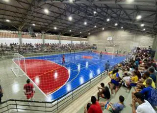 1ª rodada da Copa Comércio de Futsal marca a entrega do Ginásio de Esportes de Medeiros Neto no fim de semana