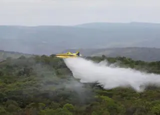 12 aeronaves e um helicóptero auxiliam no combate aos incêndios florestais no interior baiano