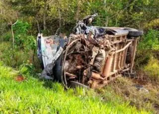 13 pessoas morrem em acidente entre caminhonete e van de pacientes de hemodiálise em MT
