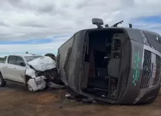 20 pessoas ficam feridas em acidente entre micro-ônibus caminhonete em rodovia na Bahia