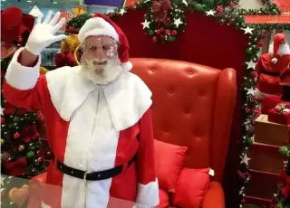 'Papai-Noel' de 76 anos morre após passar mal durante apresentação