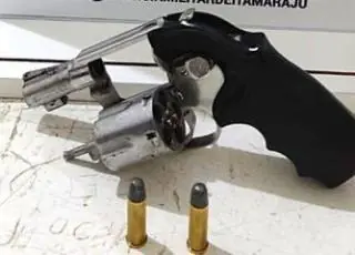 43ª CIPM apreende menor por porte ilegal de arma e prende homem por crime de trânsito, em Itamaraju