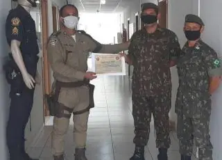 43ª CIPM/Itamaraju realiza a entrega do título de amigo da unidade a ex-comandante do Tiro de Guerra