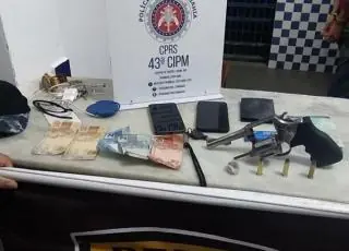 43ª CIPM prende dupla teixeirense com arma e droga no centro de Itamaraju.
