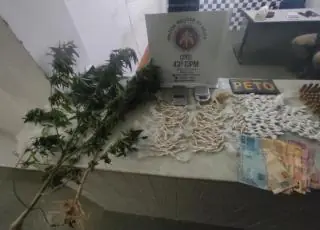 43ª CIPM prende mulher com farta quantidade de drogas e munições, em Itamaraju