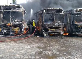 Vídeos - 5 ônibus ficam completamente destruídos após incêndio em garagem da ViaMetro em Ilhéus