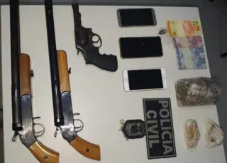 6 moradores de Teixeira de Freitas são presos com armas e drogas em Eunápolis