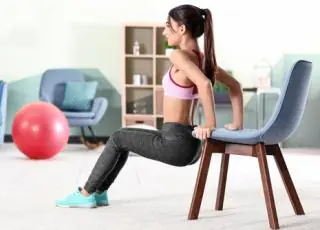 8 exercícios para o corpo inteiro usando apenas uma cadeira