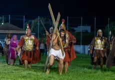 “A Paixão de Cristo” emociona milhares de pessoas no Estádio Tomatão, em Teixeira de Freitas