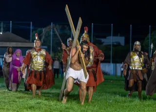 “A Paixão de Cristo” emociona milhares de pessoas no Estádio Tomatão, em Teixeira de Freitas