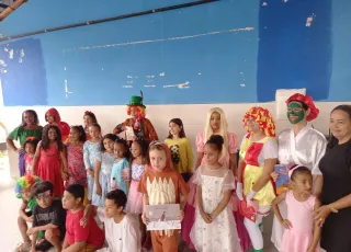 A peça teatral "A Vida Sem Livros" é apresentada na Escola Raquel de Queiroz 