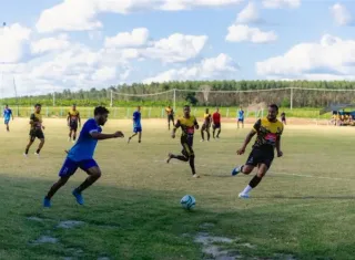 Abertura do 7º Campeonato de Futebol de Vila Portela movimenta Ibirapuã com jogos disputados e participação da comunidade