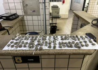 Abordagem a motociclista termina com apreensão de 94 papelotes de maconha em Teixeira de Freitas