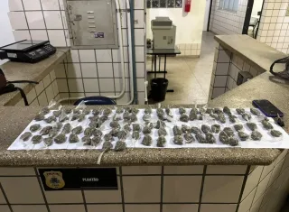 Abordagem a motociclista termina com apreensão de 94 papelotes de maconha em Teixeira de Freitas