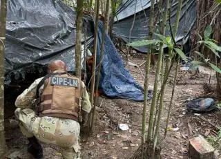 Acampamentos e arma de traficantes são localizados