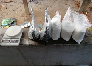 Ação conjunta da PF, PC e PRF mira tráfico de drogas e crimes violentos no extremo em Eunápolis. Armas e drogas foram apreendidas