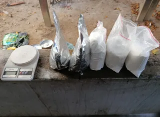 Ação conjunta da PF, PC e PRF mira tráfico de drogas e crimes violentos no extremo em Eunápolis. Armas e drogas foram apreendidas
