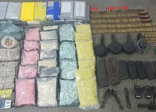 Ação da PM localiza 15 kg de cocaína, 22 mil pastilhas de ecstasy, munições, carregadores, R$ 4 mil e granadas