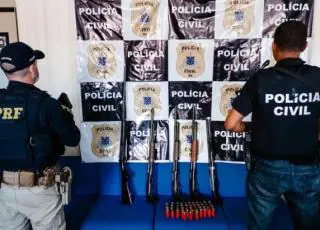 Ação integrada entre PRF e Polícia Civil apreende farto arsenal de armas e munições no interior da Bahia);um casal foi preso