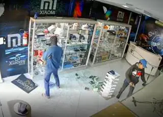 Ação rápida: Assaltantes são presos logo após roubarem loja de celular em Teixeira