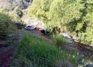 Acidente com carreta cegonha na BR 101 em Itamaraju deixa vários carros destruídos