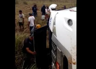 Acidente com micro-ônibus em estrada de Tobias Barreto deixa um morto e vários feridos, diz polícia