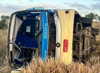 Acidente com ônibus da Novo Horizonte resulta em duas mortes na BR-030, em Guanambi-BA