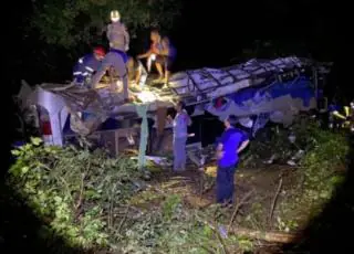 Acidente com ônibus deixa 10 mortos e 21 feridos na BR 090