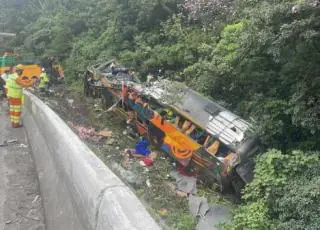 Acidente com ônibus deixa 12 mortos e nove feridos na BR-376, diz PM