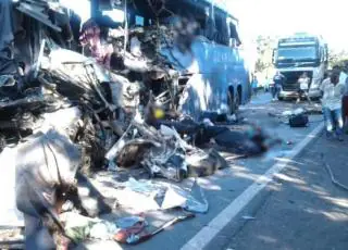 Acidente com ônibus e carreta deixa vários mortos e feridos  na BR 020