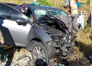 Acidente deixa uma pessoa morta e outras presas às ferragens na BA 001 entre Alcobaça e Prado