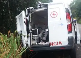Acidente entre ambulância e carreta deixa três mortos e dois feridos na BR 101