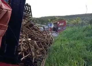 Acidente entre caminhão carregado de madeira e um carregado de cerveja deixa vítima fatal na BR 101