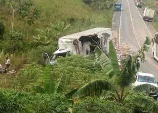 Acidente entre carreta e caminhão deixa três pessoas feridas na BR 101