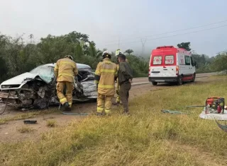 Acidente entre carreta e carro de passeio deixa vítima fatal na BR-101, em Itamaraju