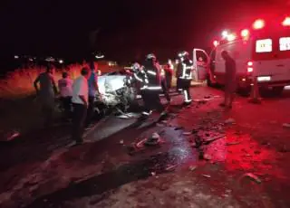 Acidente entre carro e ônibus deixa feridos na BR 101, em Itamaraju