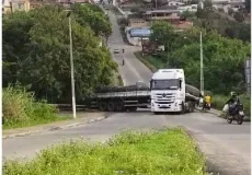 Acidente com carreta interdita ladeira do Sobrasa em Teixeira de Freitas