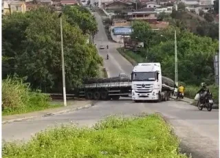 Acidente com carreta interdita ladeira do Sobrasa em Teixeira de Freitas