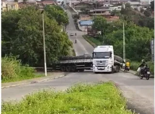 Acidente entre duas carretas interdita ladeira do Sobrasa em Teixeira de Freitas