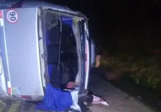 Acidente entre micro-ônibus e caminhão deixa dois mortos e 20 feridos na BR-116, em Jequié