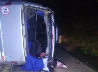 Acidente entre micro-ônibus e caminhão deixa dois mortos e 20 feridos na BR-116, em Jequié