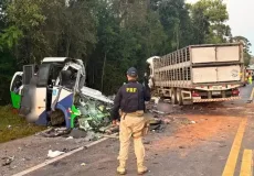 Acidente entre micro-ônibus e carreta deixa 23 mortos e cinco feridos no Paraná