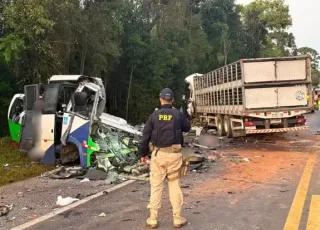 Acidente entre micro-ônibus e carreta deixa 23 mortos e cinco feridos no Paraná