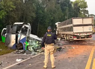 Acidente entre micro-ônibus e carreta deixa 23 mortos e cinco feridos no Paraná