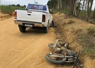 Acidente entre moto e Hillux deixa um jovem morto na BA 284 em Jucuruçu