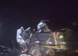 Acidente com ônibus de romeiros e caminhão deixa três mortos e vários feridos na BR-430, na BA