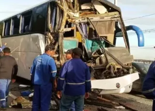 Acidente entre ônibus e caminhão deixa 17 trabalhadores feridos em Camaçari