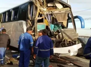 Acidente entre ônibus e caminhão deixa 17 trabalhadores feridos em Camaçari